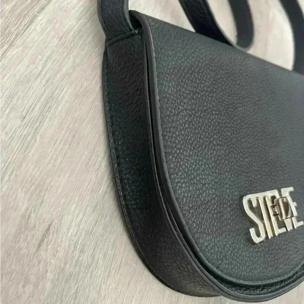 STEVE MADDEN- Turnlock Black Crossbody - Picture 3 of 8